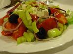 Гръцка салата с риган и маслинки