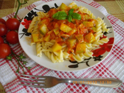 Фусили с доматен сос и тиквички
