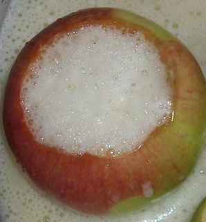 Крем карамел в ябълка