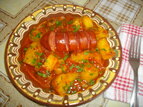 Пресни картофи с наденица и доматен сос