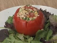 Пилешка салата в домат