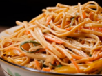 Пикантна салата със спагети