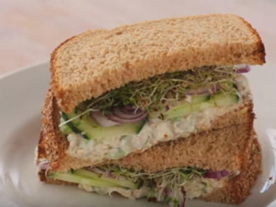 Различен сандвич с риба тон