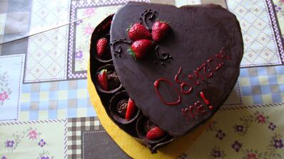 Шоколадова торта – кутия сърце с бонбони