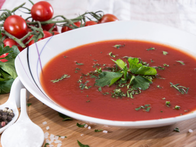 Пикантна супа с домати и тиквички