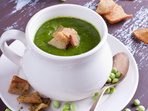 Зелена супа със спанак и листа от цвекло