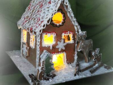 Коледна медено - джинджифилова къщичка