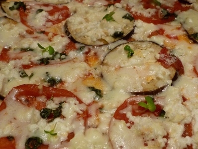 Пица с патладжан, домат и сирена