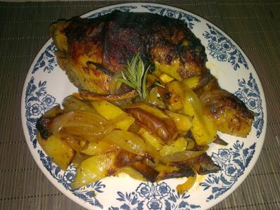Ароматно пиле с картофи и лук