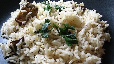 Гъби с ориз и зелен лук