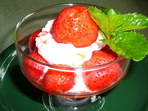 Лек десерт с ягоди