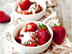 Свеж десерт с ягоди