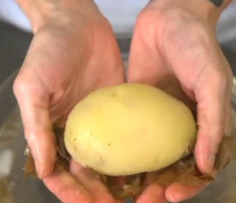 Най-странното белене на картофи!