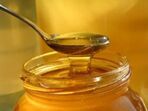 Защо да подслаждаме напитките с мед вместо със захар?