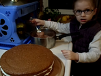 5-годишно дете прави само торта