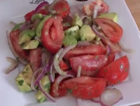 Здравословна салата от домати и авокадо