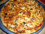 Пица с домашно тесто, лук и бекон