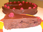 Шоколадова торта с малини